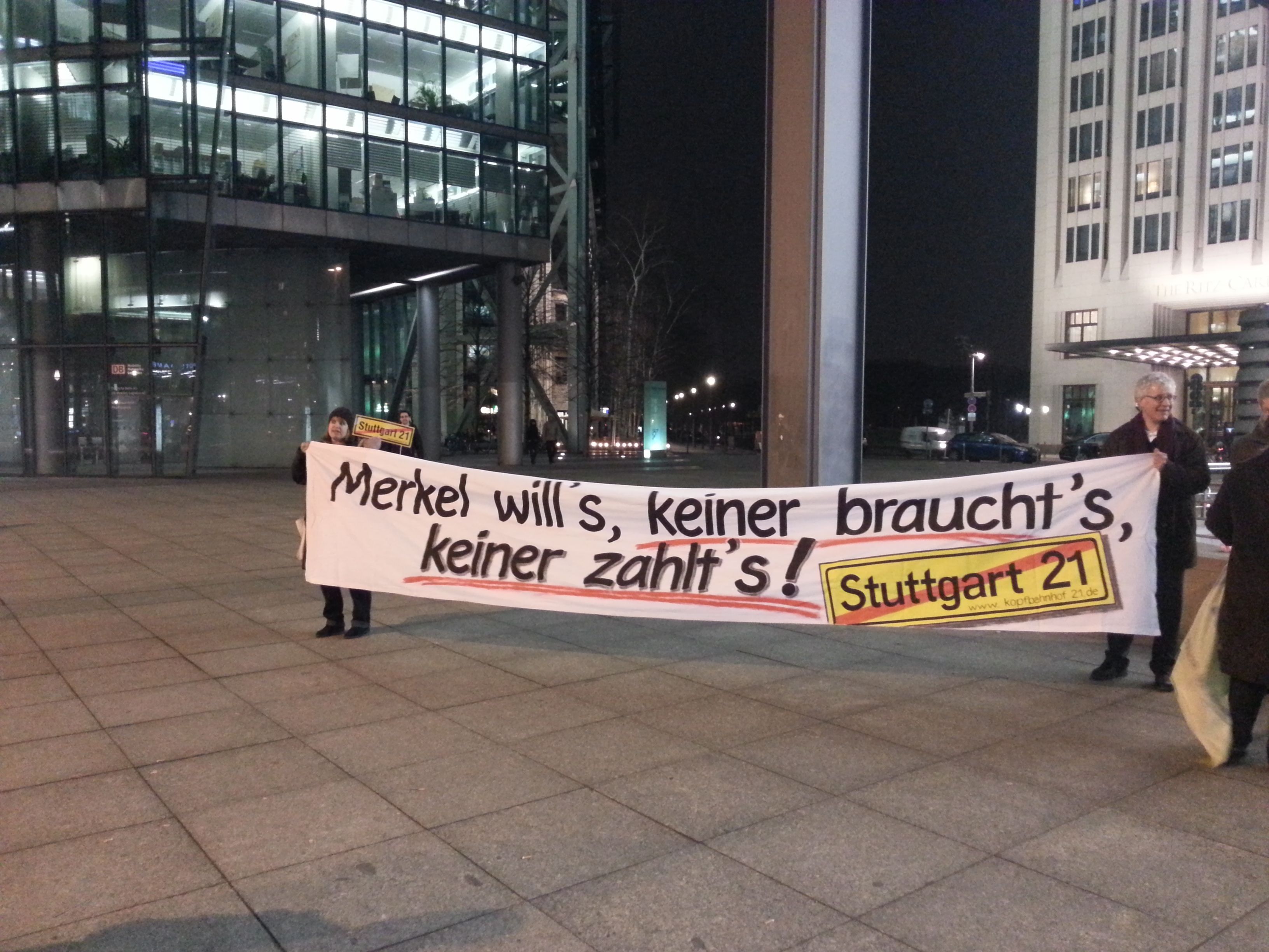 Heike Hänsel MdB bei einer Protestaktion gegen Stuttgart 21 vor der DB-Zentrale in Berlin